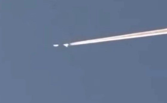 USA UFO SEGUE AEREO CHE RILASCIA SCIE CHIMICHE USA UFO SEGUE AEREO CHE RILASCIA SCIE CHIMICHE